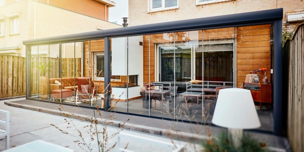 Luvifem – Terrasoverkapping / glaswand VC Sfeerimpressie antraciete terrasoverkapping met glasschuifwand